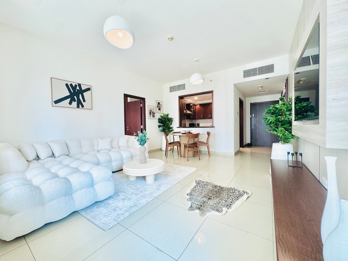 Elegant 1BR | Partial Burj View | Downtown